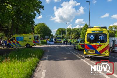 Bij een ongeval op de Zuiderzeestraatweg in Wezep is een 19-jarige man overleden, bijrijdster raakt zwaargewond. - © NWVFoto.nl