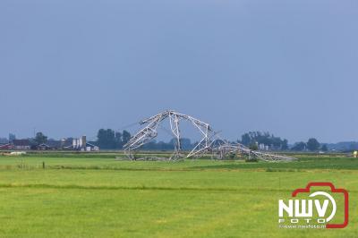 Vier 125 KV masten omvergeblazen tijdens natuurgeweld polder Oosterwolde (gld) - © NWVFoto.nl