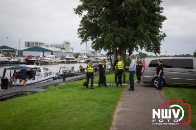 Uitgebreid onderzoek na het aantreffen van een overleden persoon in zeilbootje haven van Elburg. - © NWVFoto.nl