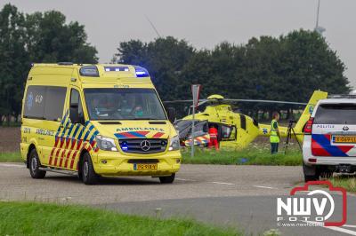 Twee wielrenners gewond na valpartij, MMT-art mee in de ambulance - © NWVFoto.nl