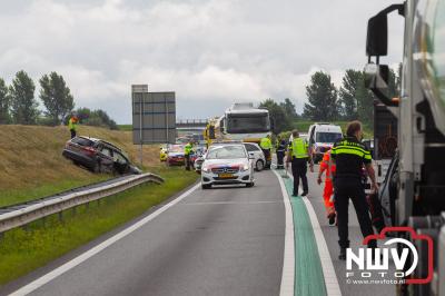 Vrachtwagenchauffeur kan geschaarde auto met aanhanger niet meer ontwijken, met drie zwaargewonden als gevolg. - © NWVFoto.nl