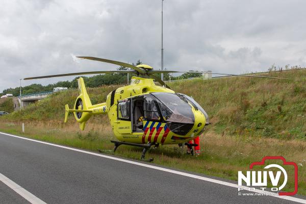 Traumahelikopter uit Groningen landt op toerit A28 't Harde voor rendez-vous - © NWVFoto.nl