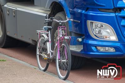 Alweer een ongeluk op de Zuiderzeestraatweg, nu tussen een fietser en een vrachtwagen  - © NWVFoto.nl