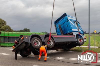 Vrachtwagen gekanteld op de Frieseweg in IJsselmuiden, chauffeur gewond naar het ziekenhuis - © NWVFoto.nl