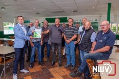 Groenploeg van Owios neemt eerste exemplaar presentatiegids 2021/ 2022 in ontvangst. - © NWVFoto.nl