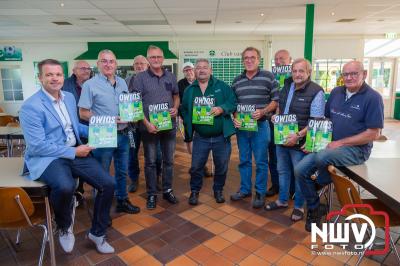 Groenploeg van Owios neemt eerste exemplaar presentatiegids 2021/ 2022 in ontvangst. - © NWVFoto.nl