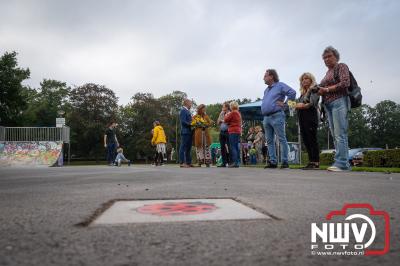 Onthulling tegel tegen zinloos geweld op de skatebaan, bij parkeerplaats ’t Schootsveld in Elburg. - © NWVFoto.nl