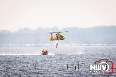 Zaterdagmorgen heeft KNRM Elburg geoefend met de SAR helikopter op het Veluwemeer.  - © NWVFoto.nl