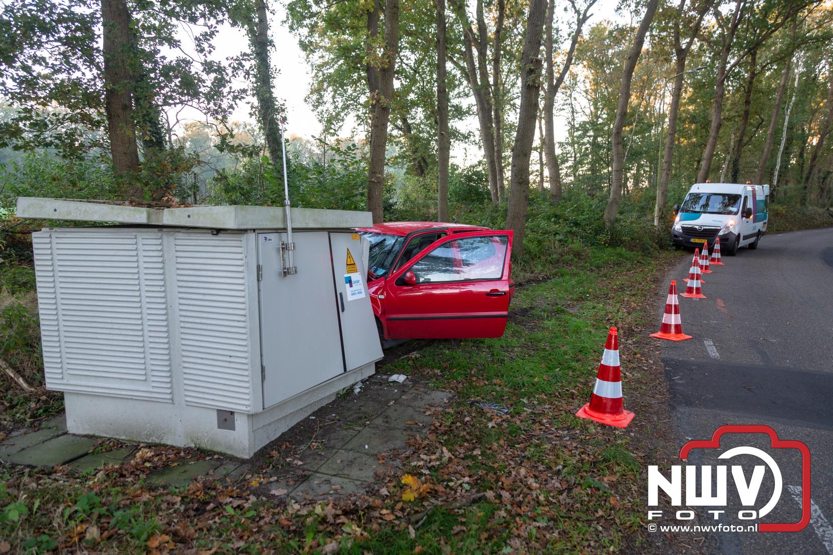 Auto botst tegen transformatorruimte in Doornspijk, bestuurder naar het ziekenhuis - © NWVFoto.nl