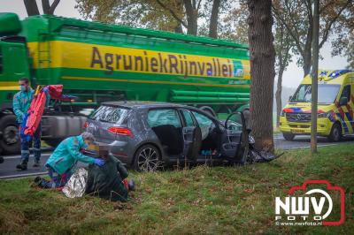 Bestuurster naar het ziekenhuis na ongeval tegen boom naast de Eperweg N309 bij 't Harde. - © NWVFoto.nl