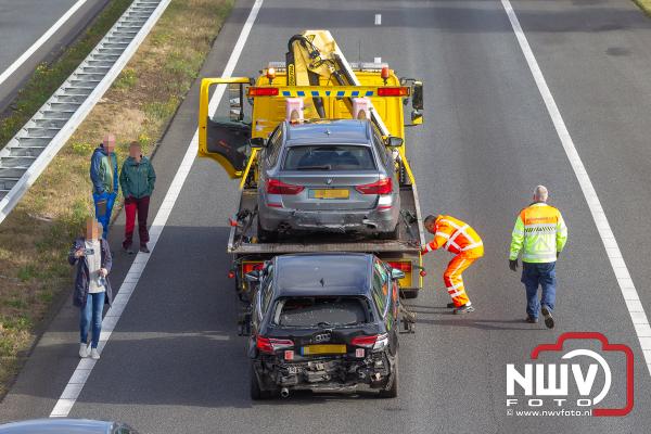 Auto belandt op motorkap van andere auto na kettingbotsing op de A28 bij Nunspeet - © NWVFoto.nl