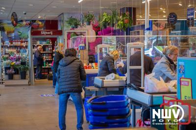 Deen op 't Harde sloot op 30 oktober de deuren, klanten konden nog even gebruik maken van hoge kortingen. - © NWVFoto.nl