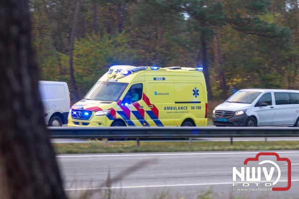 Vrachtwagen ramt tegen middengeleider A28 bij ‘t Harde, nadat chauffeur onwel werd - © NWVFoto.nl