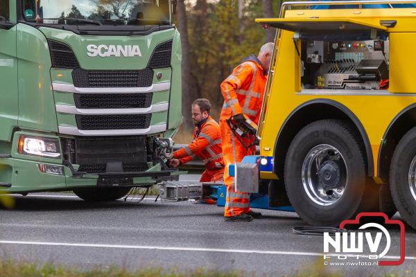 Vrachtwagen ramt tegen middengeleider A28 bij ‘t Harde, nadat chauffeur onwel werd - © NWVFoto.nl