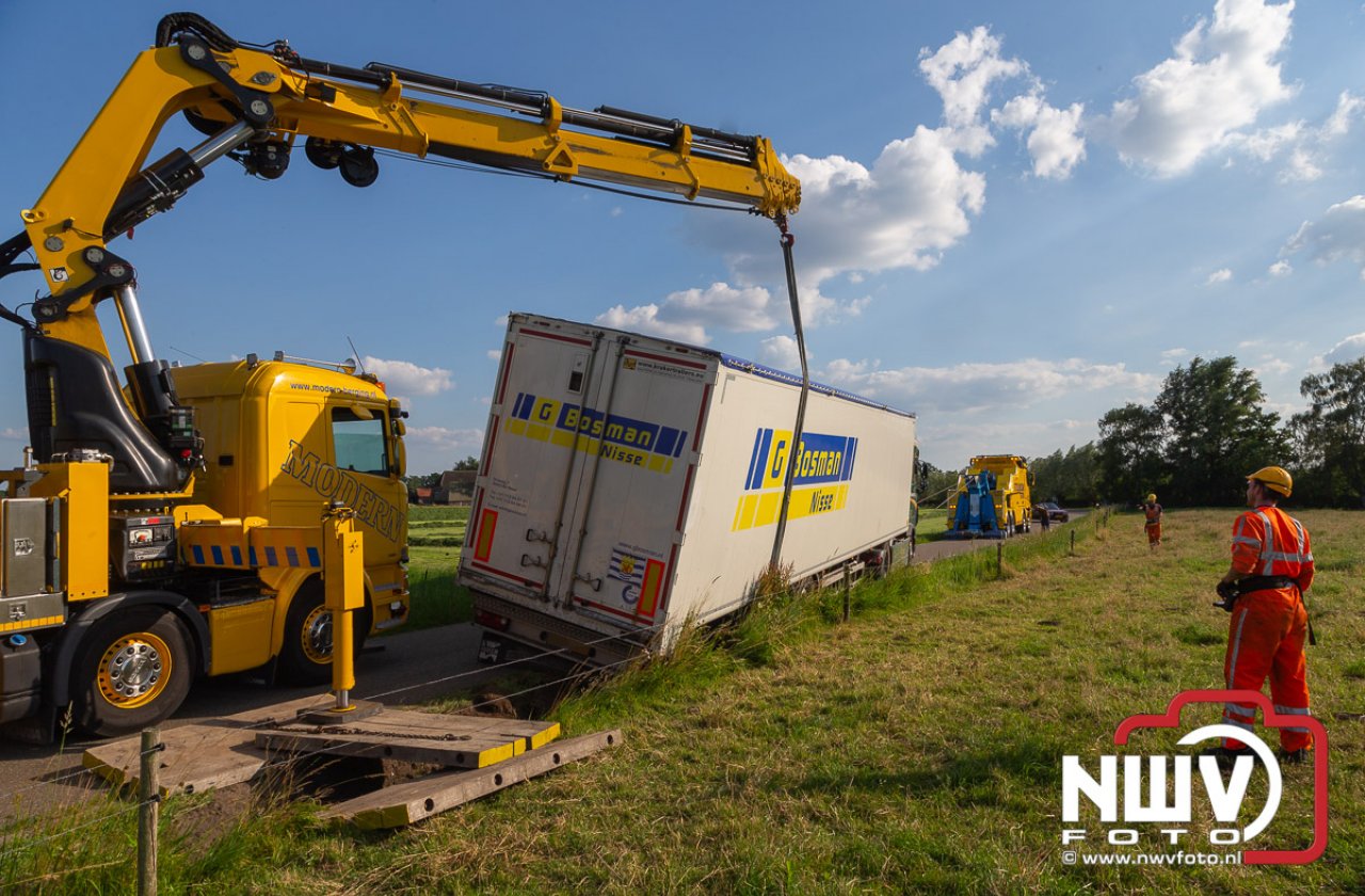 Foto's: Vrachtwagen chauffeur ziet hoge gras in greppel aan voor berm..