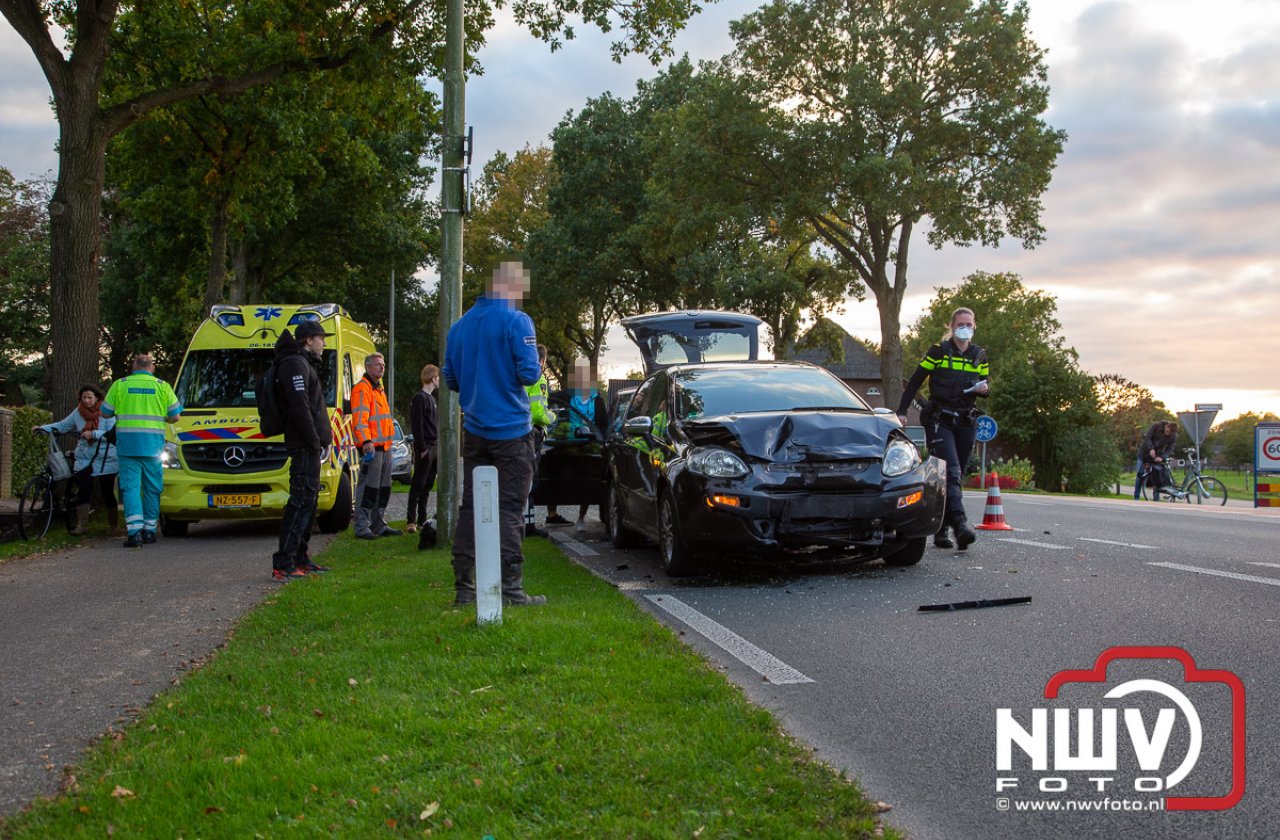 Foto's: Drie auto's botsten op de Zuiderzeestraatweg West in Doornspijk op elkaar, doordat een bestuurder vermoedelijk een bekende zag fietsen..
