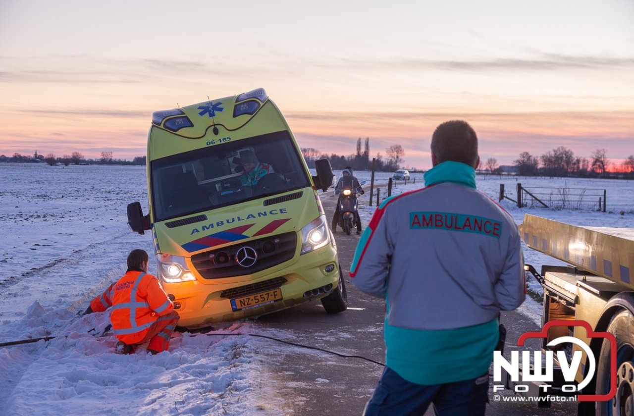 Foto's: Bergingsbedrijf bedrijf Stouwdam liert ambulance weer op de Oude Zeeweg in Doornspijk..