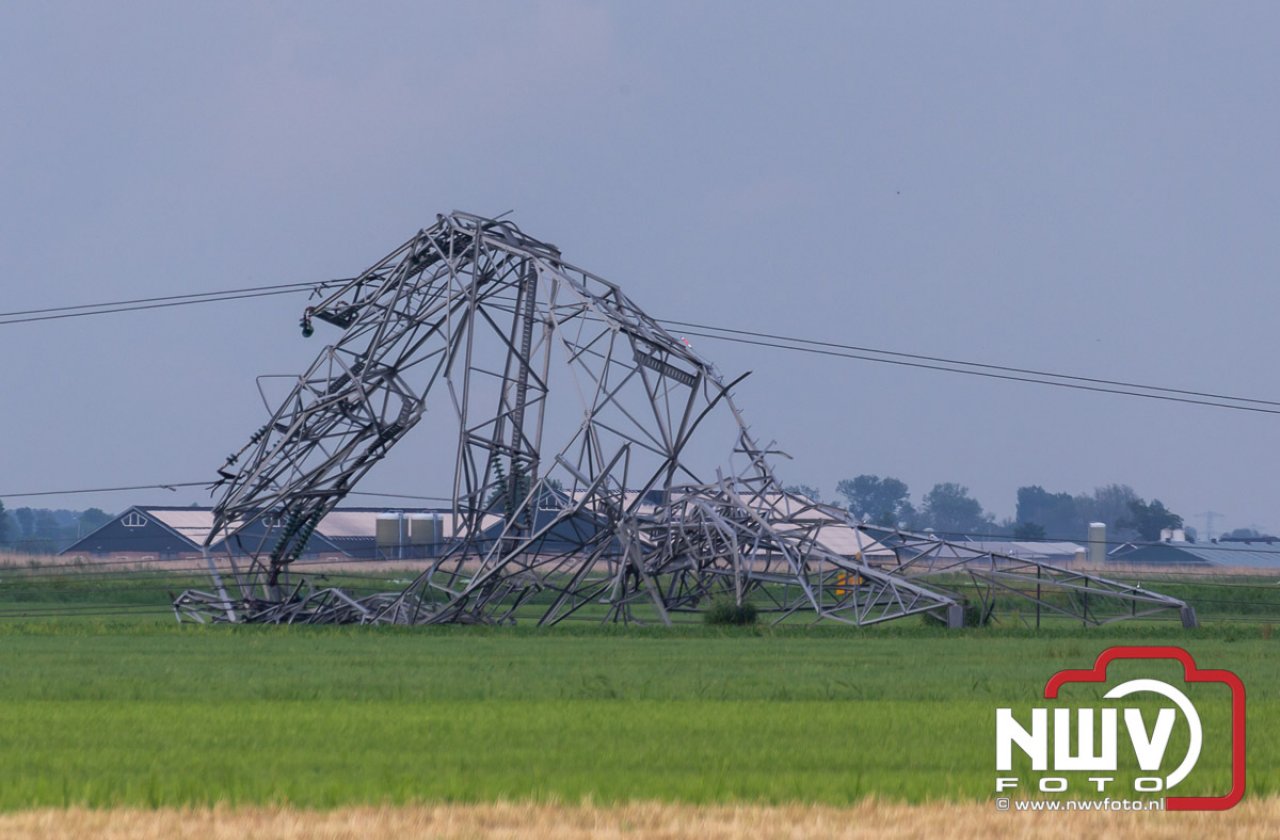 Foto's: Vier 125 KV masten omvergeblazen tijdens natuurgeweld polder Oosterwolde (gld).